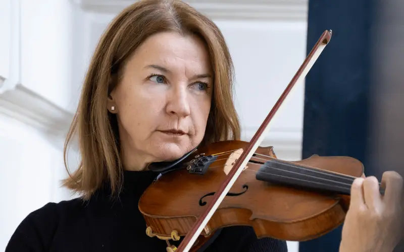 Violina med glasbenim nastopom